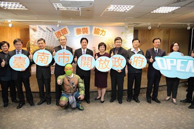 （台南市長賴清德率領市府團隊宣示打造開放政府的決心。台南市政府官網）