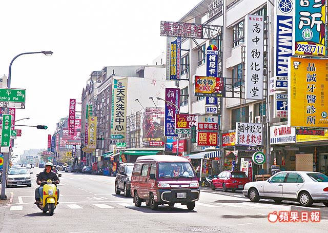華平路商店多，為安平國小生活圈最具消費機能的區段。