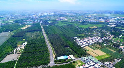 生產路及周邊道路旁林木密集、空氣清新，空中鳥瞰圖右上方為台南機場。