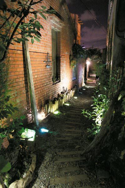 小胖租下台南安平區老宅開民宿，夜晚時搭配燈光，顯得格外有氣氛。 小胖／提供